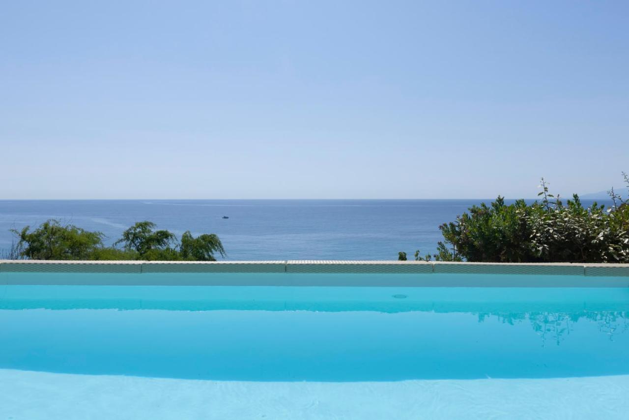 Luxury Villa By The Beach Stenies Экстерьер фото