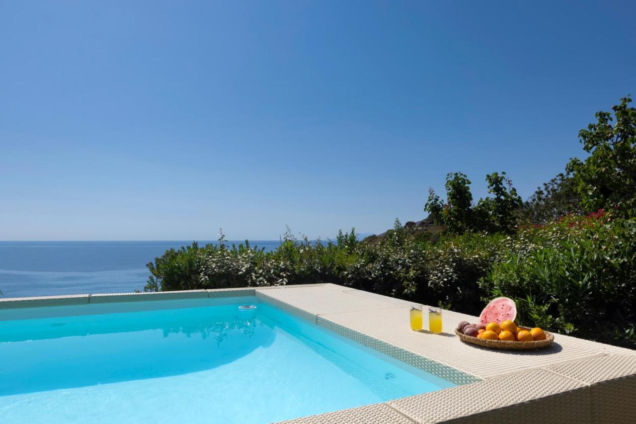 Luxury Villa By The Beach Stenies Экстерьер фото